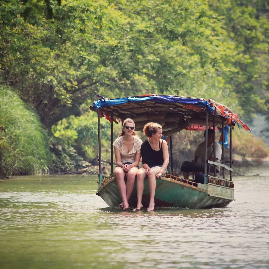 Du thuyền trên Hồ Ba Bể