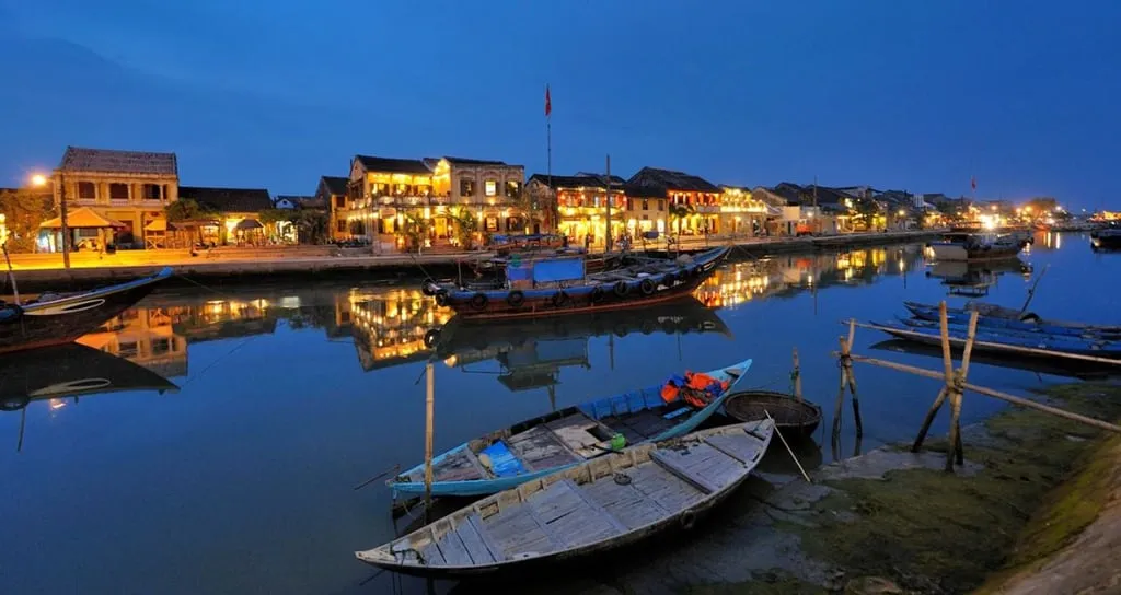 Du thuyền trên sông Thu Bồn ngắm cảnh Hội An về đêm. Alt: Du thuyền sông Thu Bồn Hội An