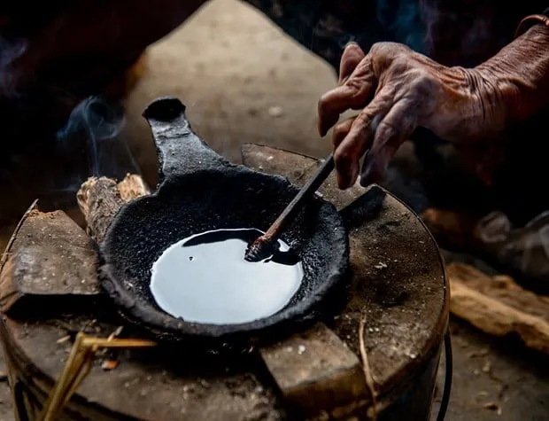Đun sáp ong. Ảnh: Nam Thái - TTXVN