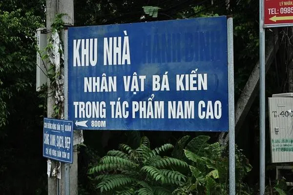 Đường đến ngôi nhà Bá Kiến khá dễ tìm, du khách có thể đi theo tỉnh lộ dọc sông Châu hoặc hỏi đường người dân địa phương.