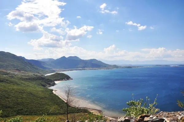 Đường đèo vào Vịnh Ninh Vân