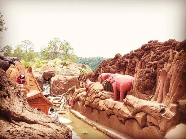Đường Hầm Đất Sét với những tác phẩm điêu khắc độc đáo.