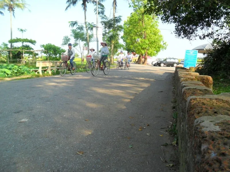 Đường làng lát gạch, tường đá ong rêu phong mang đến vẻ đẹp bình dị cho Đường Lâm. Ảnh: Đinh Luyện