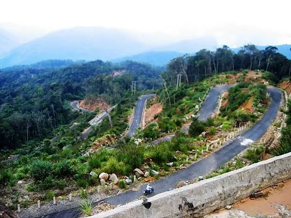 Đường lên đỉnh Hòn Bà. Ảnh: ST