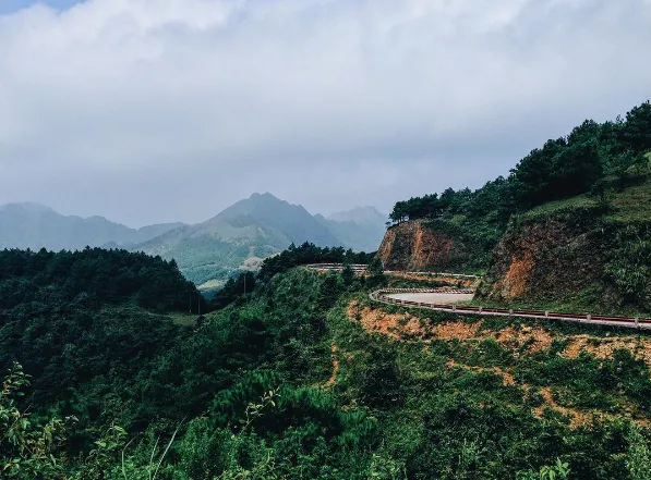 Đường lên đỉnh Mẫu Sơn
