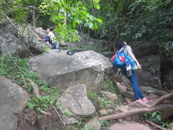 Đường lên núi Bà Đen với độ dốc thoai thoải ban đầu.