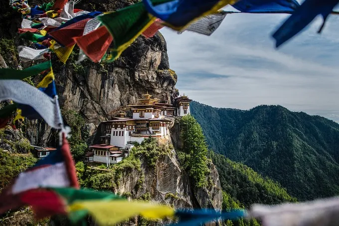 Đường lên tu viện Paro Taktsang với cảnh quan núi rừng hùng vĩ. Ảnh: Shutterstock/Jesse33.