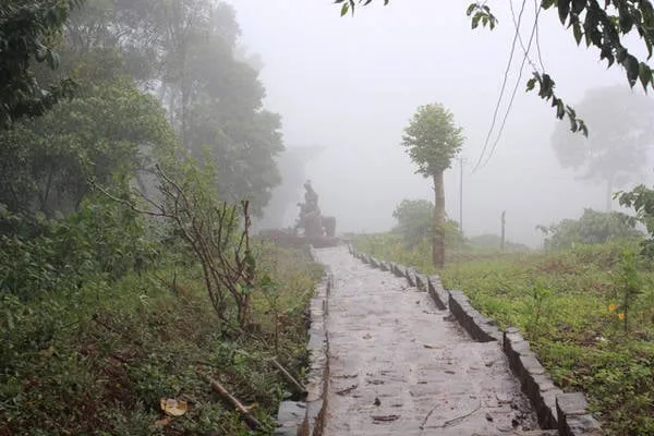 Đường mòn dẫn xuống Thác Tam Hợp