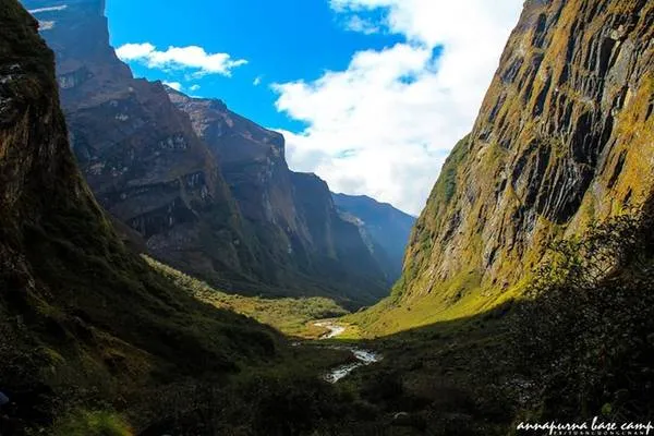 Đường trekking xuống núi đầy thử thách.