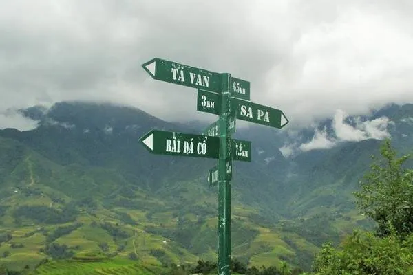 Đường vào bản Tả Van qua thung lũng Mường Hoa