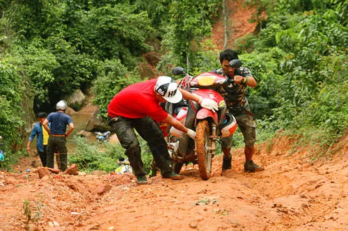 Đường xuống núi cũng cần sự cẩn trọng. Ảnh: Phong Vinh