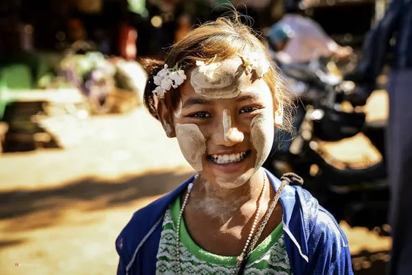 Em bé với Thanaka trên mặt