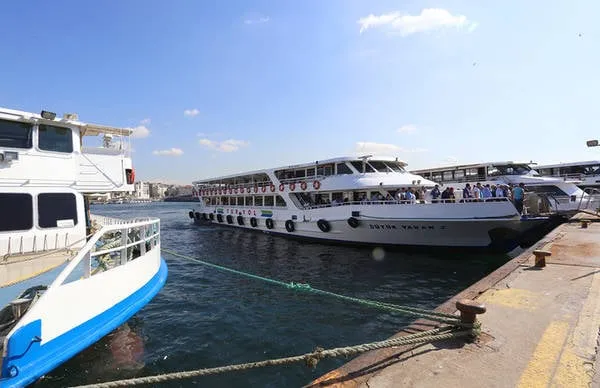Eo biển Bosphorus ở Istanbul có nhiều bến du thuyền phục vụ du khách vãn cảnh hai châu lục. Thành phố này là điểm đến độc đáo khi nằm giữa hai lục địa Á - Âu. Du khách có thể trải nghiệm du thuyền trên eo biển Bosphorus với chi phí khoảng 200 nghìn đồng.