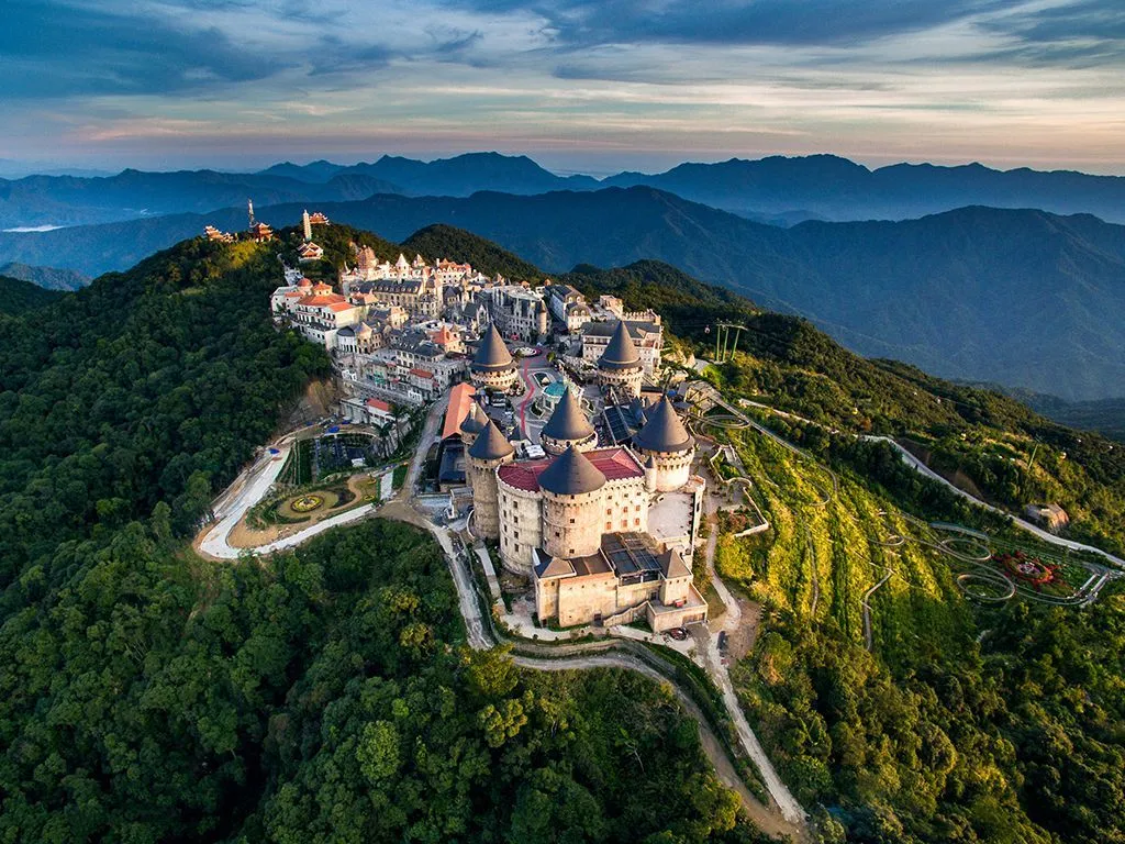 Fantasy Park, khu vui chơi giải trí trên Bà Nà Hills. Alt: Fantasy Park Bà Nà Hills