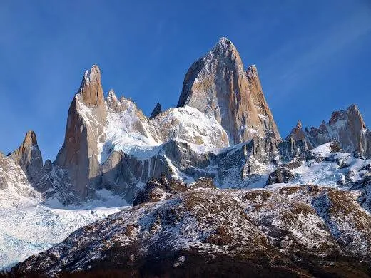 Fitz Roy, nằm ở Patagonia, biên giới Chile và Argentina. Ngọn núi này nổi tiếng với độ dốc lớn và thời tiết khắc nghiệt, khiến việc chinh phục đỉnh núi trở nên vô cùng khó khăn.
