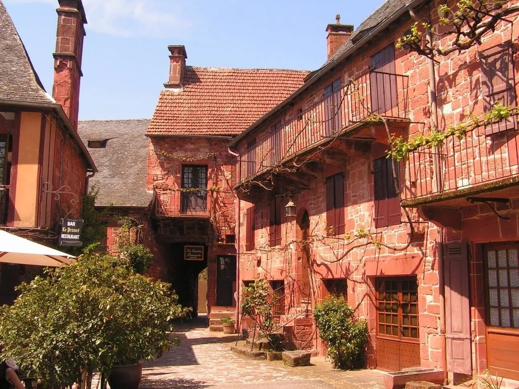 Flavigny-sur-Ozerain nhìn từ xa