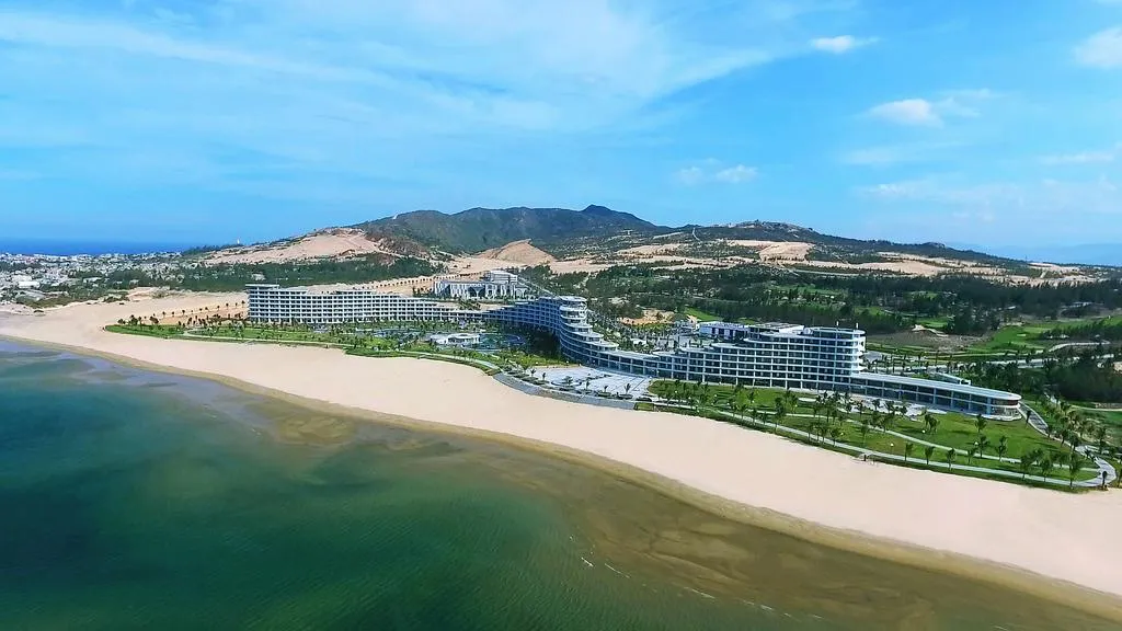 FLC Luxury Quy Nhơn - Bể bơi vô cực