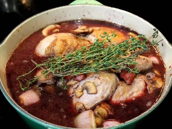 Gà hầm rượu vang đỏ (Coq au vin)