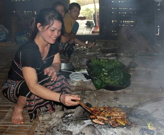 Gà re chặt thành miếng đem nướng trên vỉ sắt như cách nướng của người Kinh - Ảnh: VÕ QUÝ CẦU