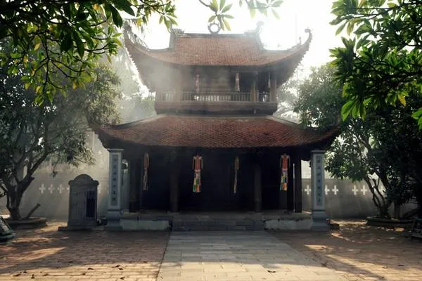 Gác chuông chùa Bối Khê nằm giữa không gian cây xanh
