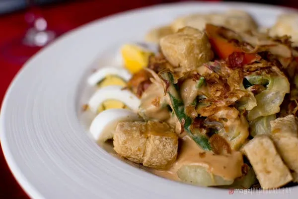 Gado-Gado: Salad rau củ trộn sốt đậu phộng