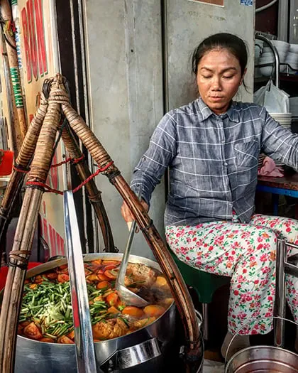 Gánh canh bún quen thuộc ở vỉa hè Sài Gòn.