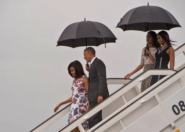 Gia đình Obama tham quan Old Havana dưới trời mưa