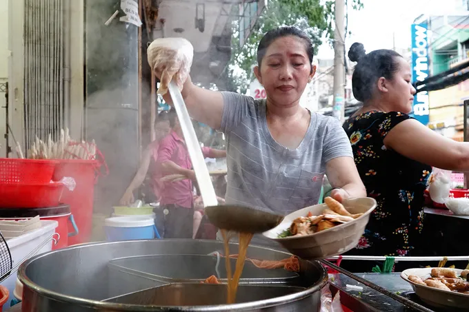 Gian bếp quán bánh canh cua Út Lệ hoạt động liên tục để phục vụ khách.