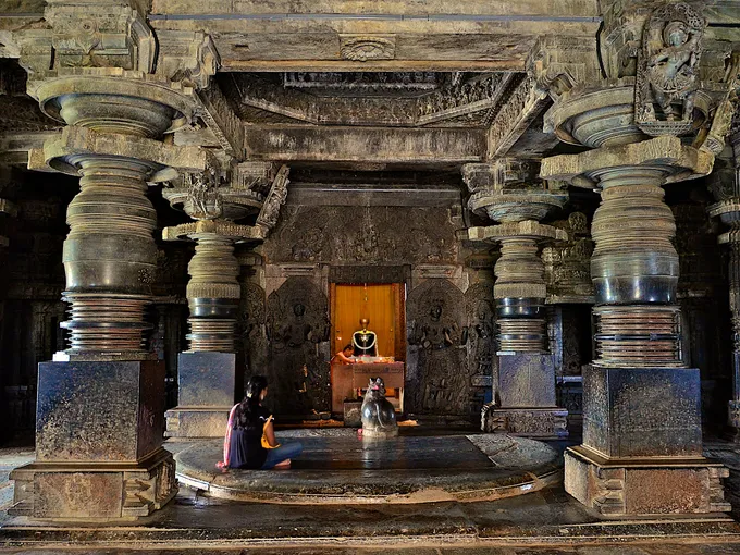Gian thờ chính trong đền Hoysaleswara. Ảnh: Wikipedia.
