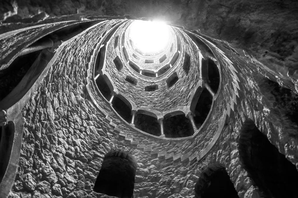 Giếng Khai Tâm tại lâu đài Quinta da Regaleira với cầu thang xoắn ốc. Ảnh: Tportal.