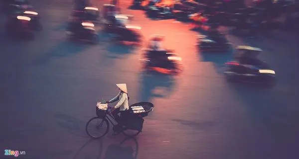 Giờ tan tầm, người buôn bán hối hả đạp xe về nhà. 