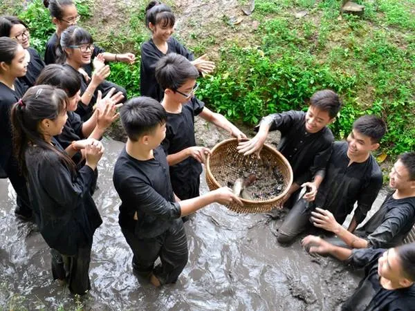 Giới trẻ thích thú tham gia trò chơi be mương tát cá