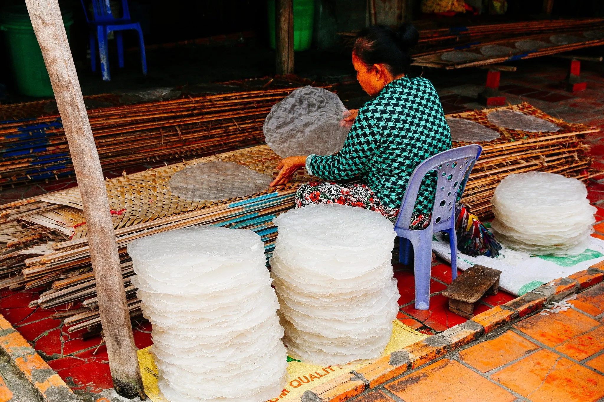 Gỡ từng miếng bánh ra khỏi giàn, xếp lại thành chục