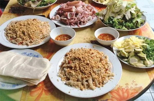 Gỏi cá Nam Ô với rau sống và bánh tráng