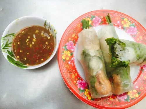 Gỏi cuốn 5.000 đồng một cuốn ở trong chợ. Ảnh: Thảo Nghi