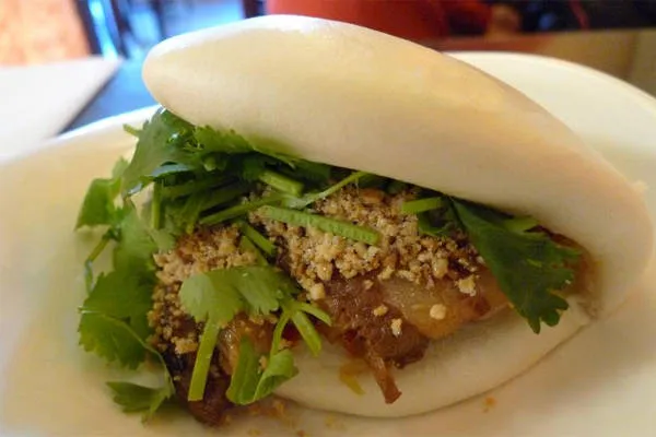 Gua bao (bánh dày nhân thịt)