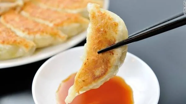 Gyoza - sủi cảo Nhật Bản chiên vàng giòn hấp dẫn. Ảnh: CNN.