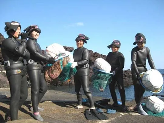 Hải nữ Jeju trên bờ biển sau khi lặn
