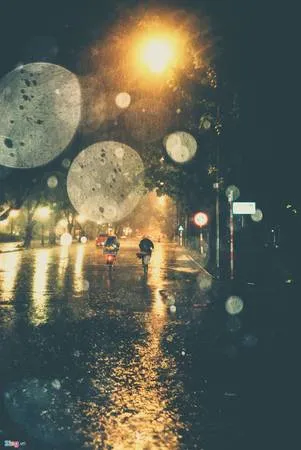 Hai phụ nữ bán hàng rong về nhà trong cơn mưa. 