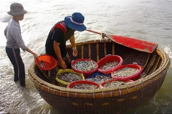 Hải sản tươi sống được bày bán trên thuyền tại Suối Ồ. Ảnh: ST
