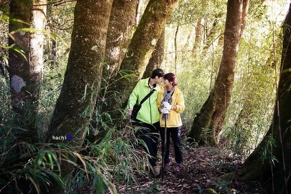 Hai trekker nổi bật giữa khung cảnh rừng núi