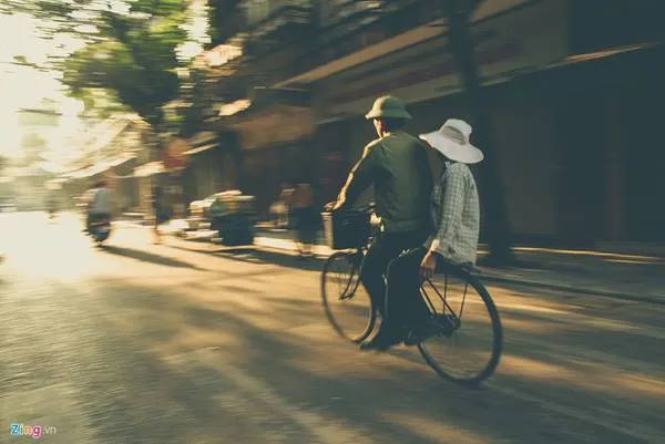 Hai vợ chồng anh Tuấn - chị Lan đèo nhau đi làm sớm. Anh chị cho biết, dân lao động thuê nhà ở xa nên phải dậy từ 5h. 