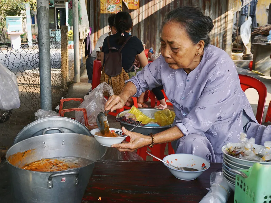 Hàng bánh canh nổi tiếng của mệ Dư. Ảnh: Bảo Ngân.