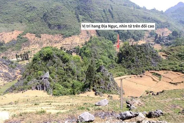 Hang Địa Ngục nằm trong quần thể cao nguyên đá Đồng Văn, Hà Giang. Hang động này rất sâu và được người dân địa phương coi là rất linh thiêng.