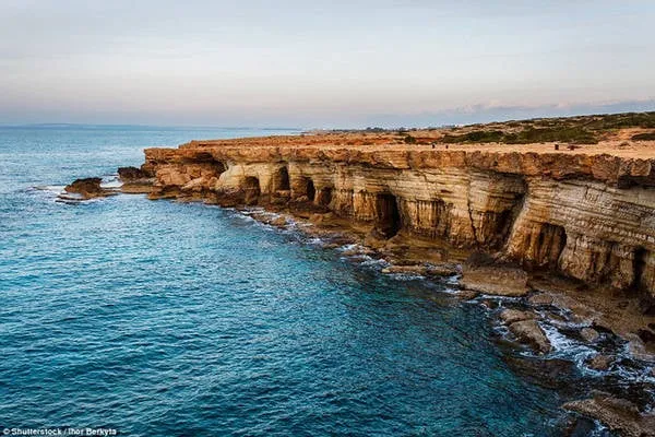 Hang động biển Cape Greco