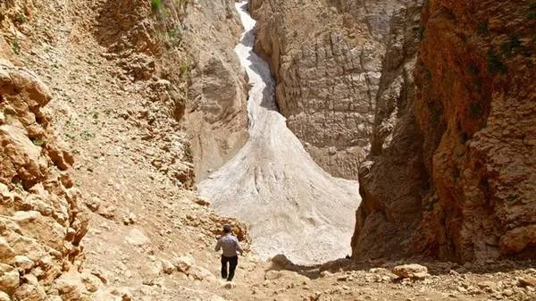 Hang động chứa sông băng, Iran