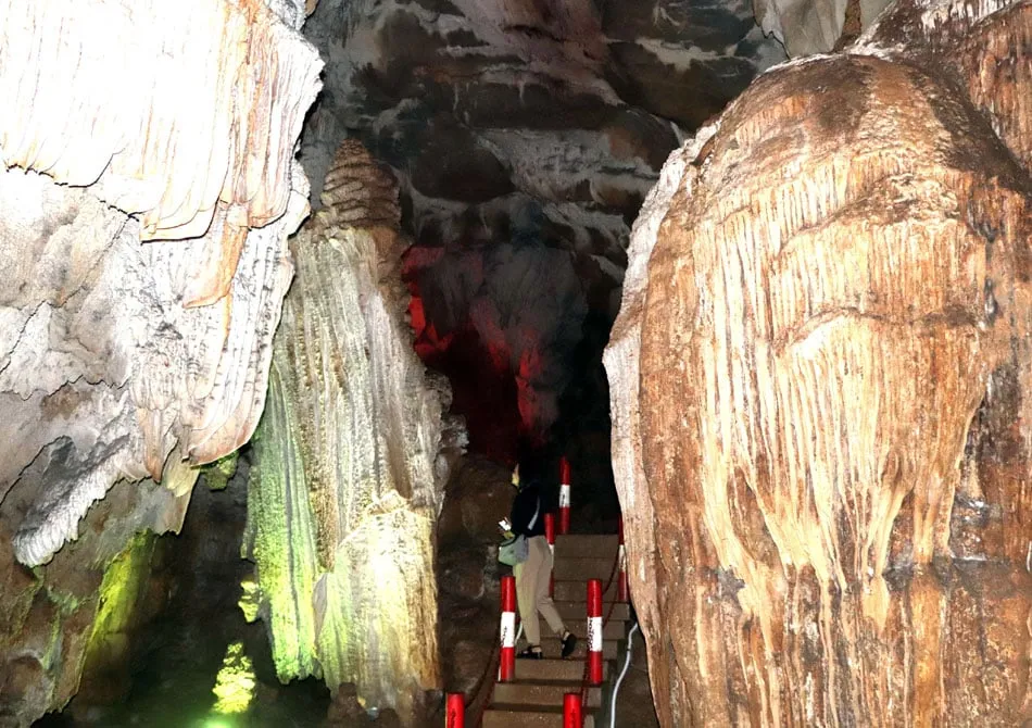 Hang động Khó Chua La