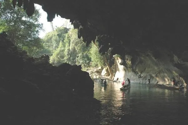 Hang động Kong Lor, Lào