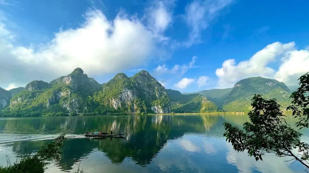 Hang động trên sông Gianh. Alt: Vẻ đẹp kỳ vĩ của hang động đá vôi trên sông Gianh