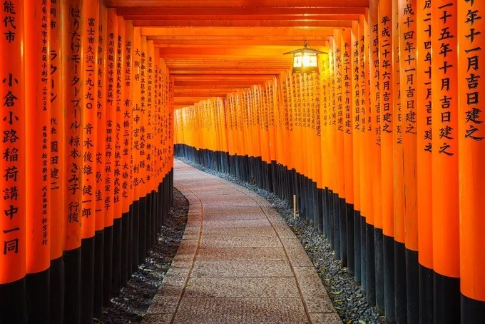 Hàng ngàn cổng Torii đỏ rực tại đền Fushimi Inari Taisha